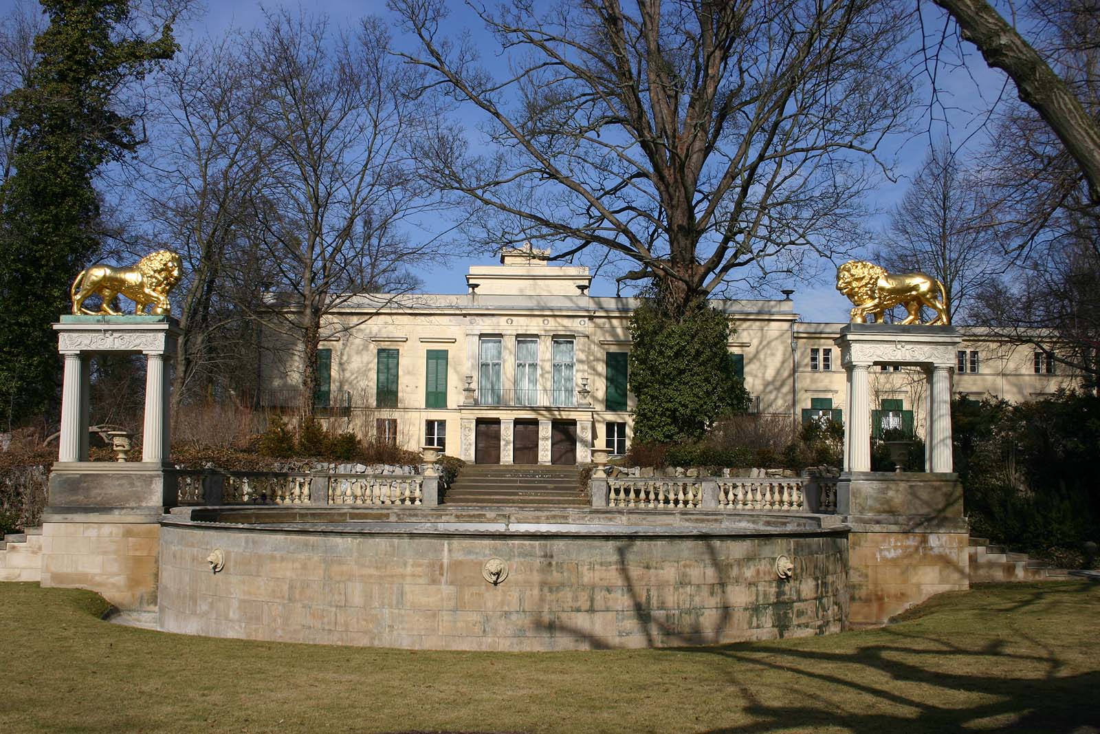 Schloss Glienecke, Löwenbrunnen mit Schloss