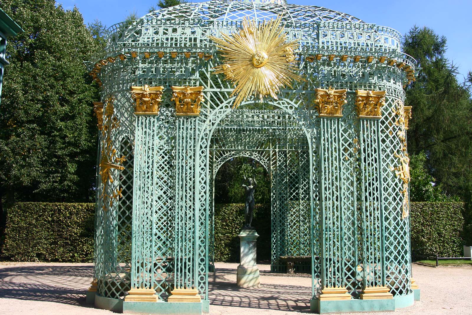 Gitterpavillon mit dem Bronzenachguss des „Betenden Knaben“, Schloss Sanssouci, Potsdam